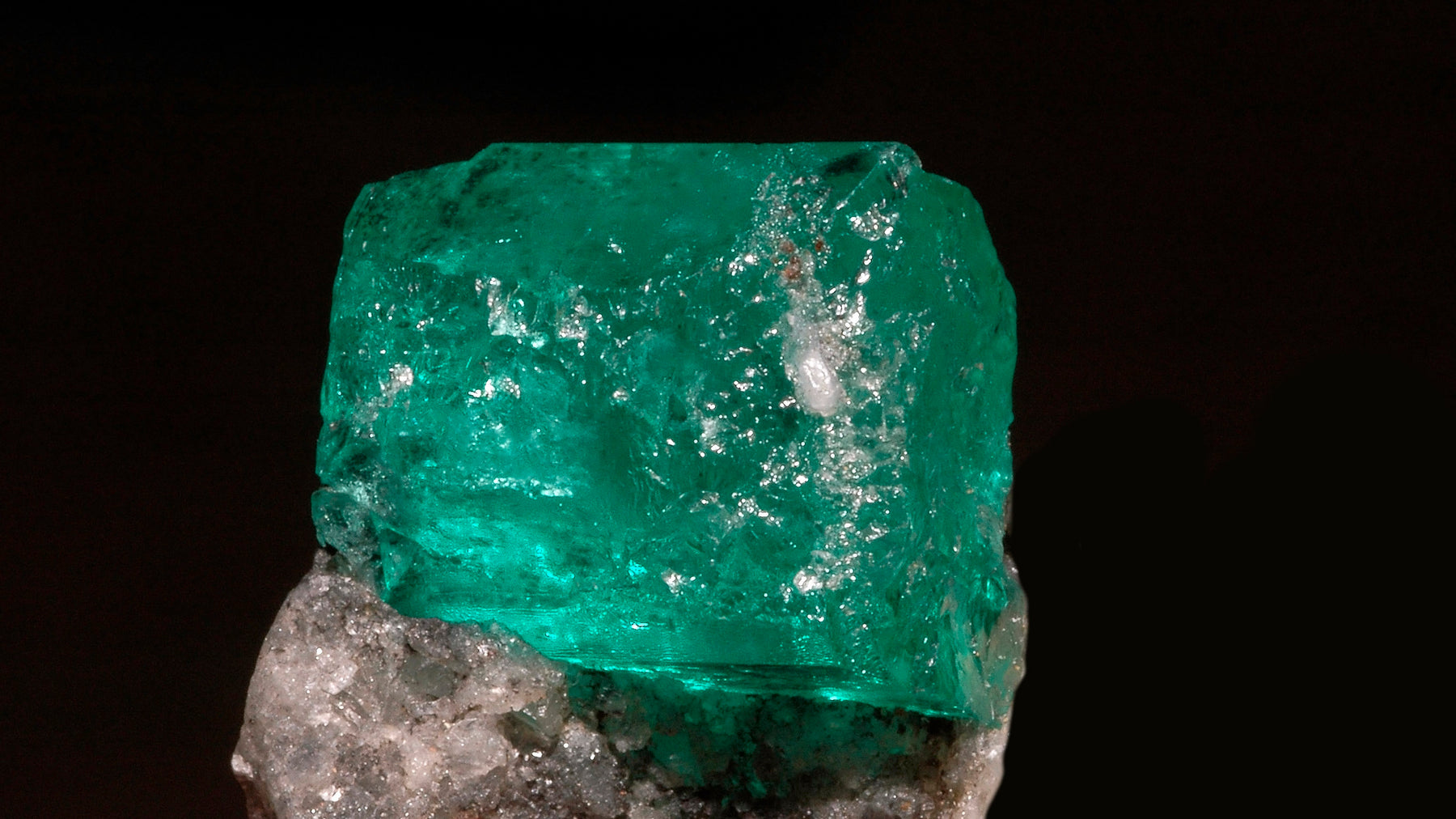 Natural crystal gemstone Emerald metaphysical healing properties & meaning