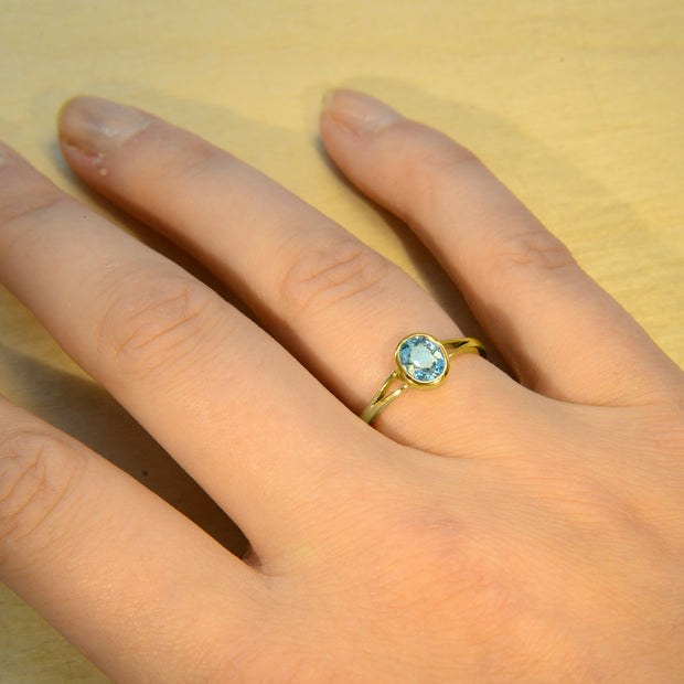 Custom Faceted Aquamarine 18 kt Gold Gemstone Ring